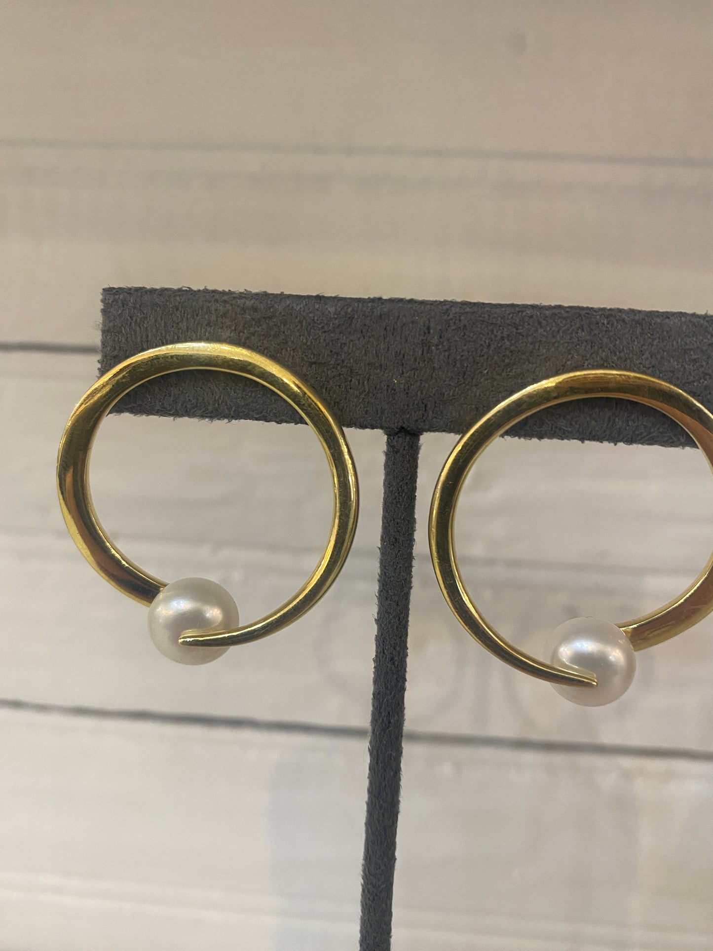 Bora Gold Circle W/ Pearl Stud