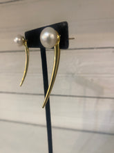 Load image into Gallery viewer, Bora Pearl Studded Earrings