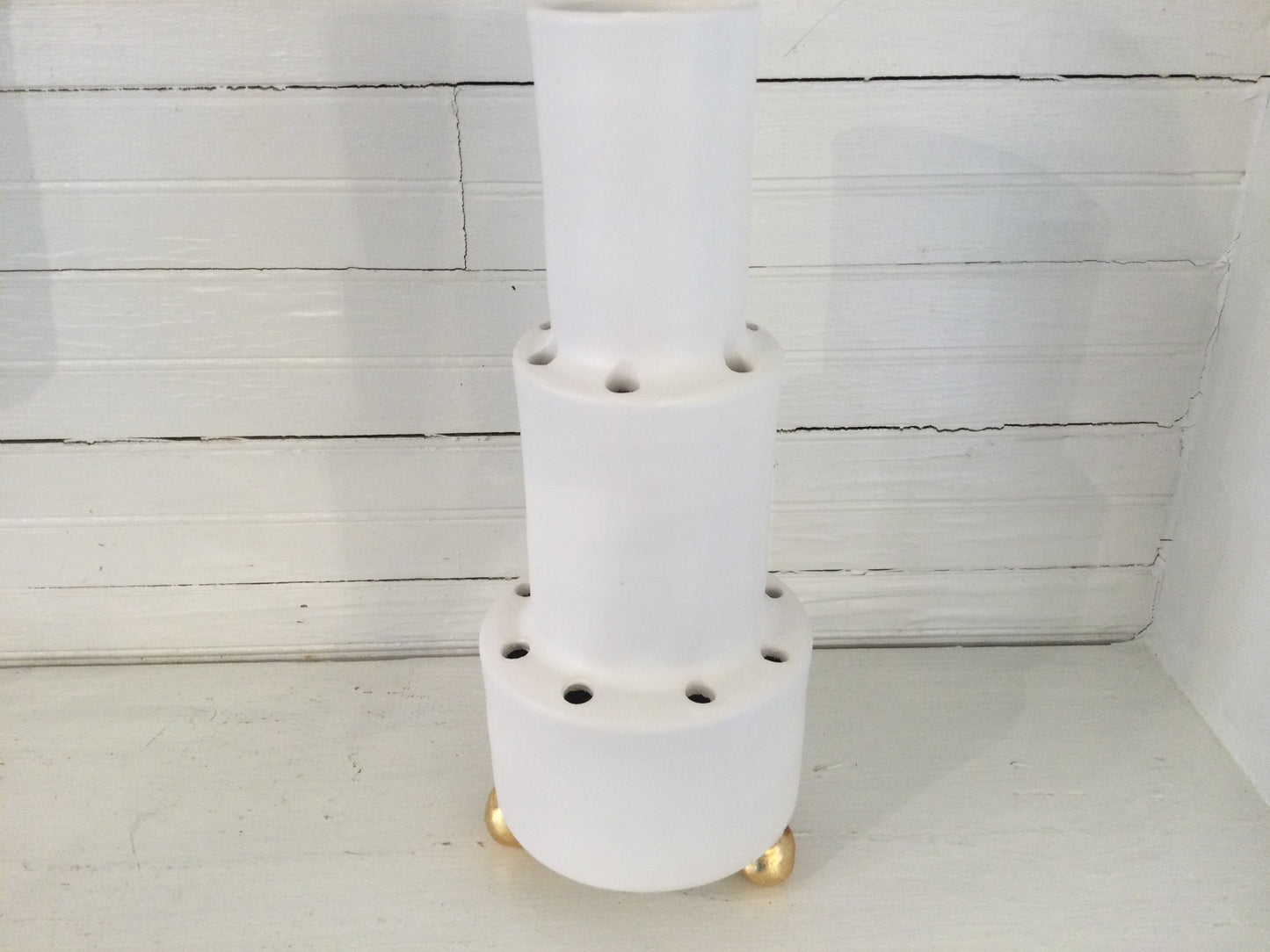 White/Gold 16 Hole Tuilpiere Vase